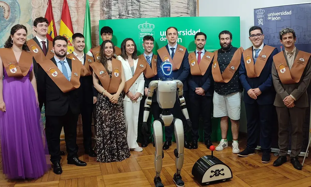 La Universidad de Le&oacute;n grad&uacute;a a 14 nuevos especialistas en rob&oacute;tica e inteligencia artificial con el robot humanoide PACO como testigo
