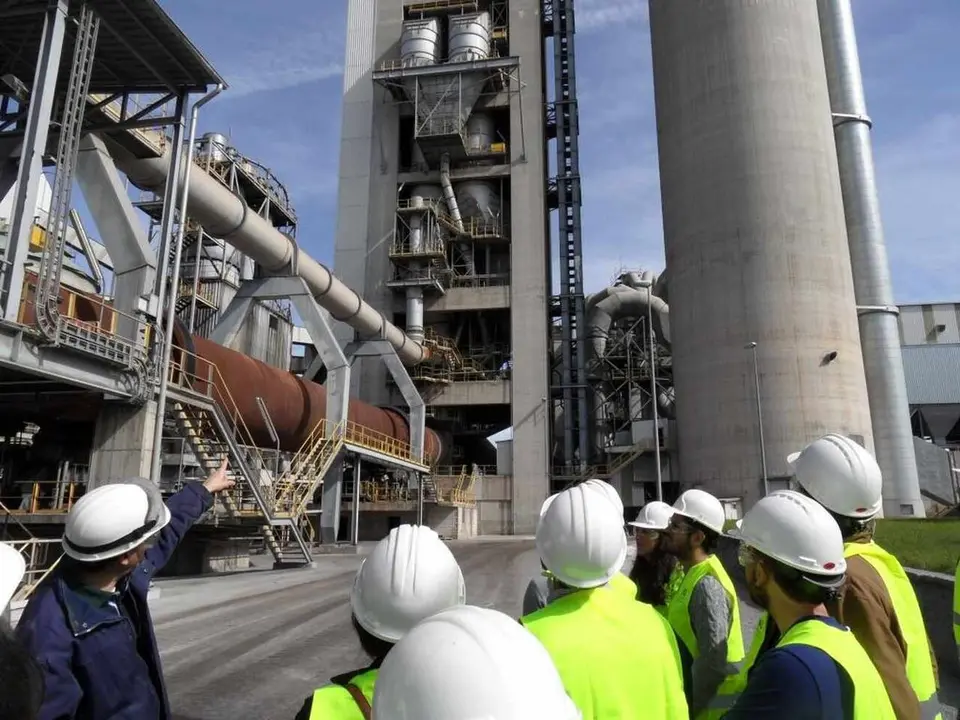 Un grupo de t&eacute;cnicos durante una visita a la cementera de La Robla.