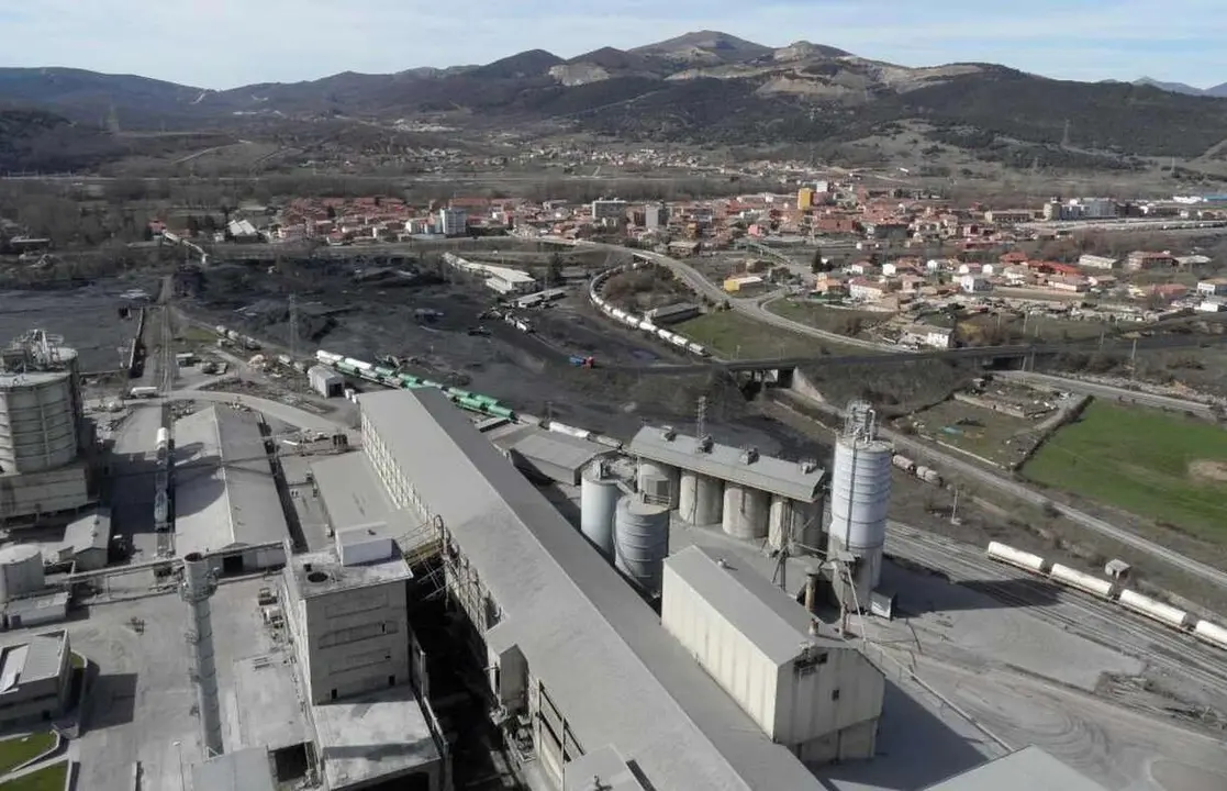 Imagen a&eacute;rea de la cementera de La Robla, en Le&oacute;n.