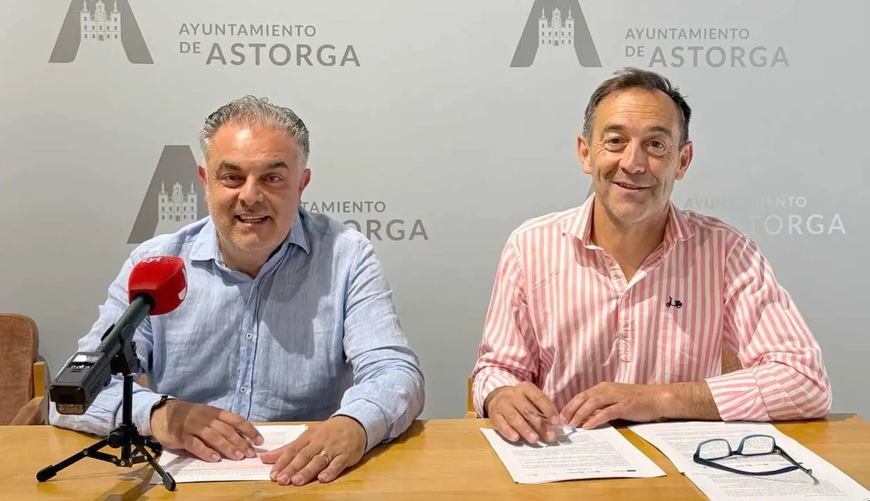 Un instante de la firma del acuerdo entre el Ayuntamiento de Astorga y el Somacyl.