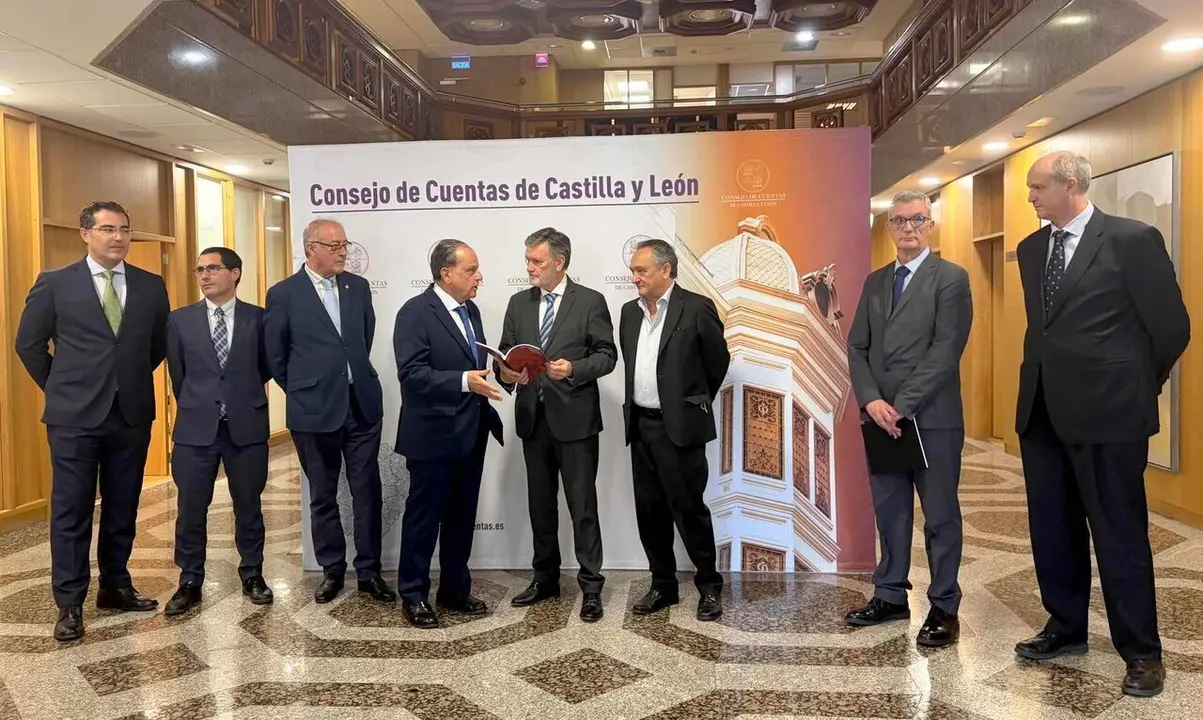 El presidente del Consejo de Cuentas de Castilla y Le&oacute;n, Mario Amilivia, entreg&oacute; este martes al presidente de las Cortes de Castilla y Le&oacute;n, Francisco V&aacute;zquez, la Memoria de Actividades correspondiente al ejercicio 2025.