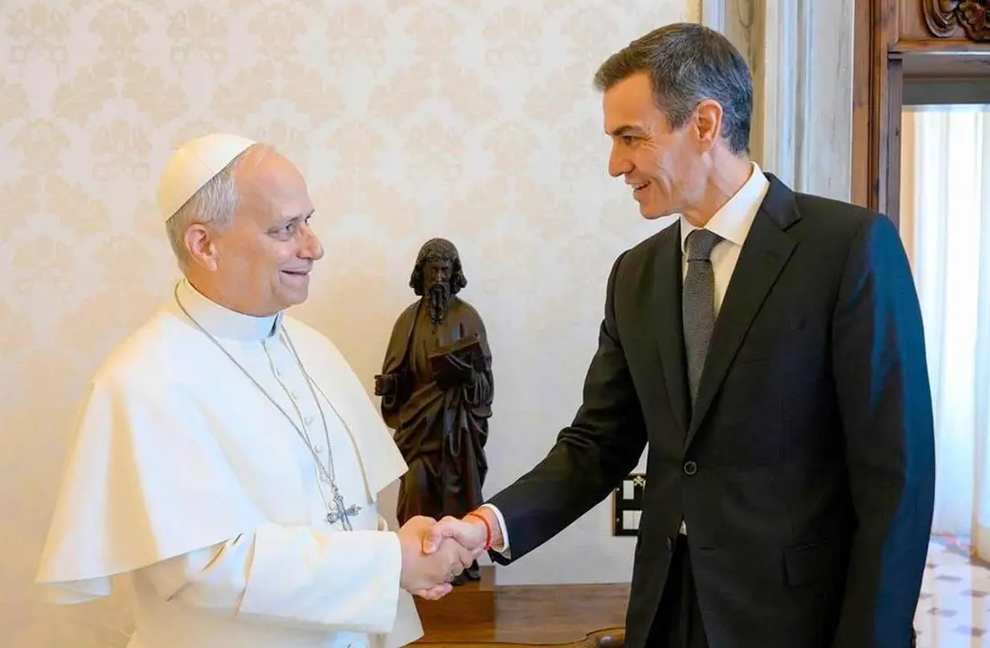 El presidente del Gobierno, Pedro S&aacute;nchez, saluda a Su Santidad el Papa Le&oacute;n XIV. (Servizio Fotografico Vaticano / Dicastero per la Comunicazione)
