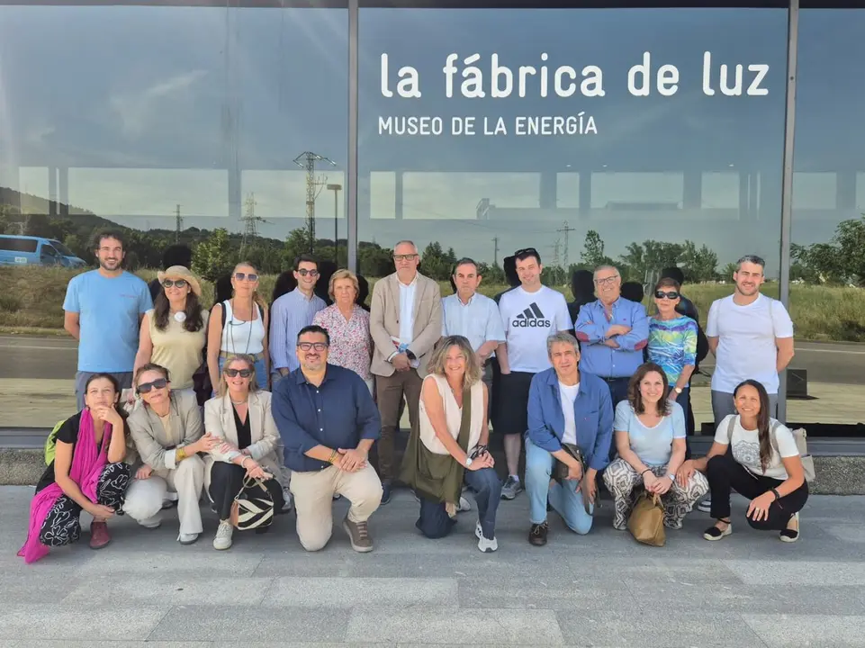 Olegario Ram&oacute;n (arriba en el centro) junto a los representantes de la comarca madrile&ntilde;a de Las Vegas y Alcarria. Foto: CCB.