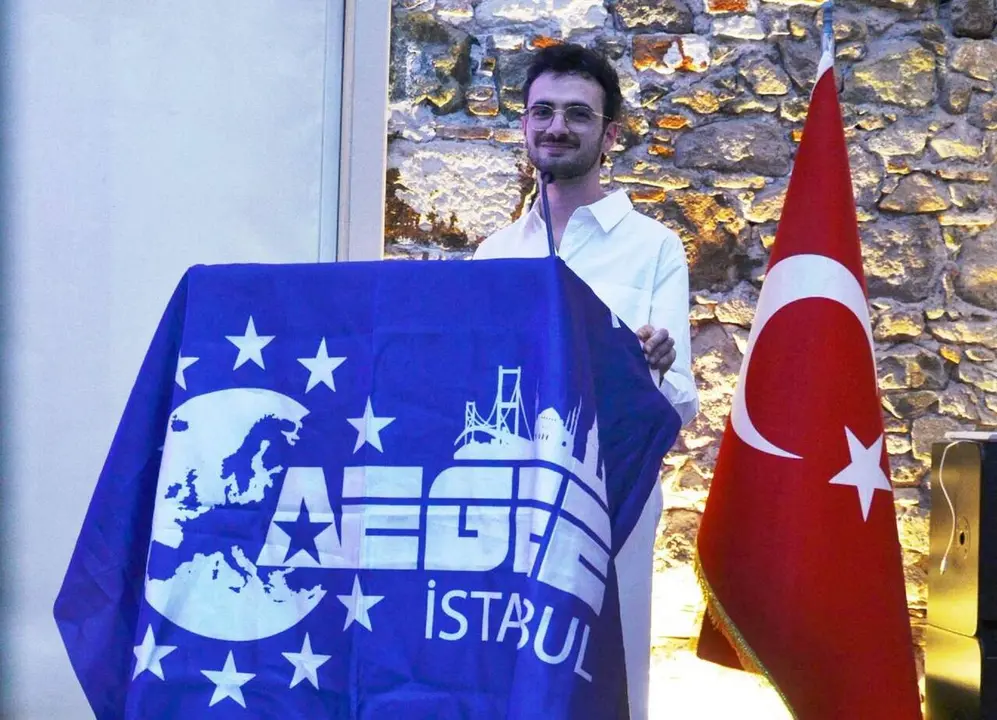 El graduado en Comercio por la ULE, David Mediavilla, en la asamblea de Turqu&iacute;a. Foto: ULE.