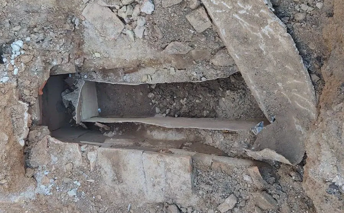 Sarc&oacute;fago localizado durante el proceso de excavaci&oacute;n en el solar.