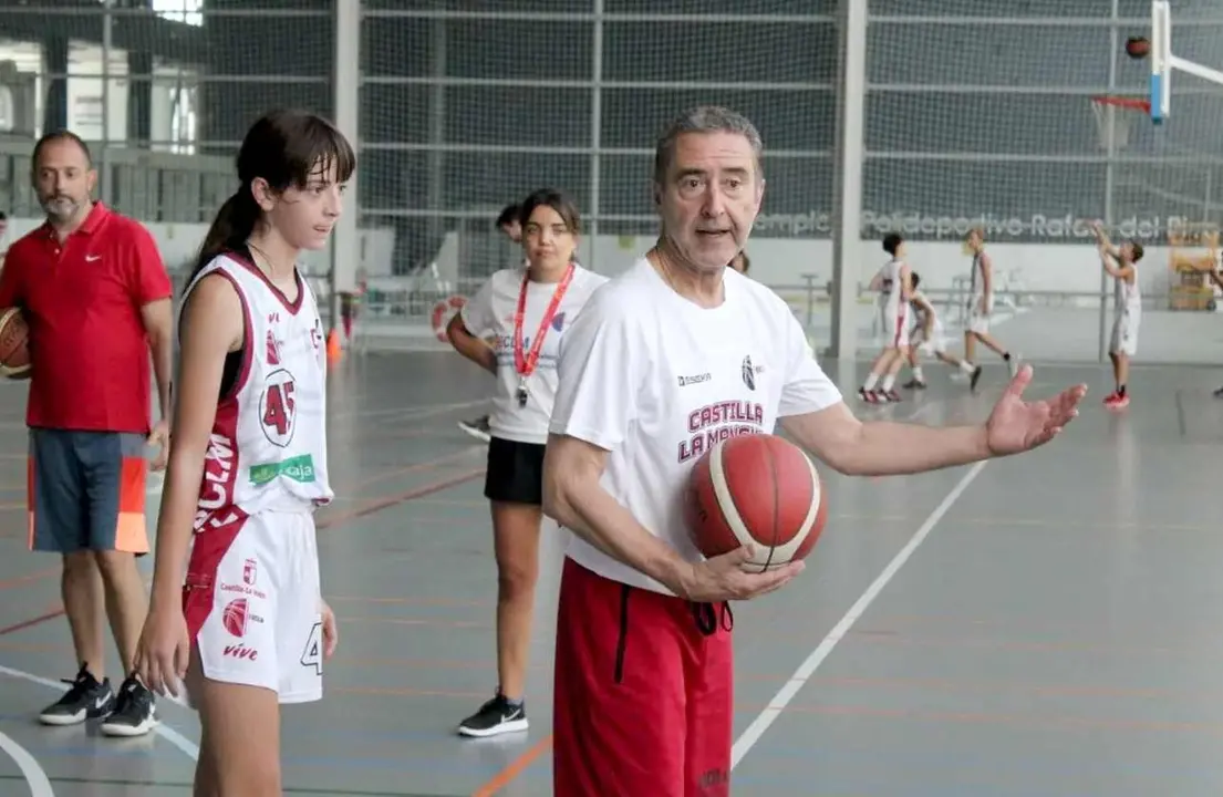 &Aacute;ngel Jare&ntilde;o, durante su participaci&oacute;n en un campus de baloncesto.