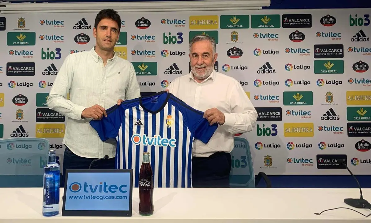 V&eacute;lez, en su presentaci&oacute;n como entrenador de la Ponferradina, donde termin&oacute; siendo cesado.