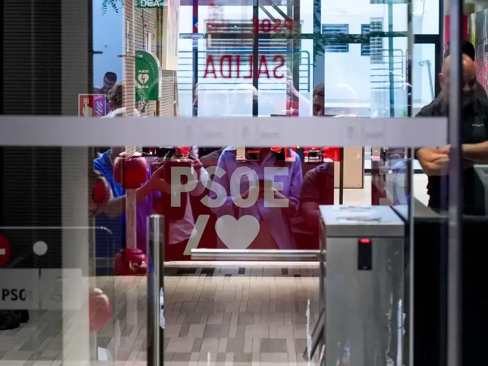 La UCO, durante la investigaci&oacute;n en la sede central del PSOE en Ferraz.
