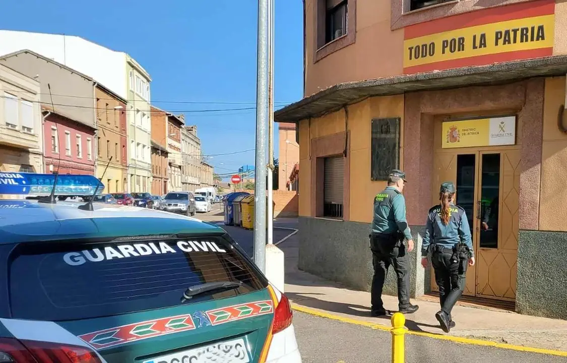 Agentes de la Guardia Civil en la localidad de La Ba&ntilde;eza.