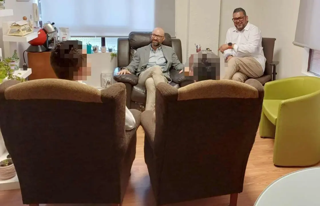 El subdelegado del Gobierno, durante el encuentro con algunos de los participantes en Proyecto hombre.