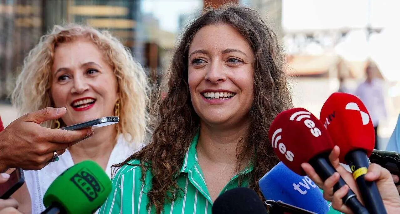 La presidenta del PP de Le&oacute;n y vicesecretaria nacional de Sanidad y Educaci&oacute;n, Ester Mu&ntilde;oz, analiza la situaci&oacute;n del transporte ferroviario en la provincia junto a la diputada Silvia Franco