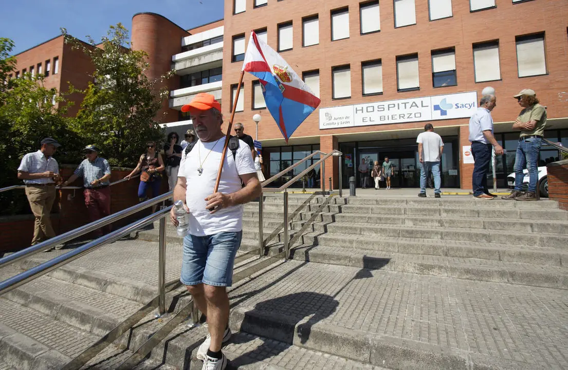 Imagen de archivo de una concentraci&oacute;n &lsquo;T&uacute; decides, callar no cura&rsquo;, convocada por la plataforma OncoBierzo frente al hospital El Bierzo de Ponferrada.