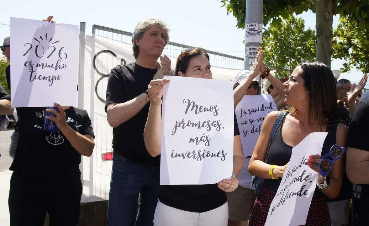 Concentraci&oacute;n &lsquo;T&uacute; decides, callar no cura&rsquo;, convocada por la plataforma OncoBierzo frente al hospital El Bierzo de Ponferrada