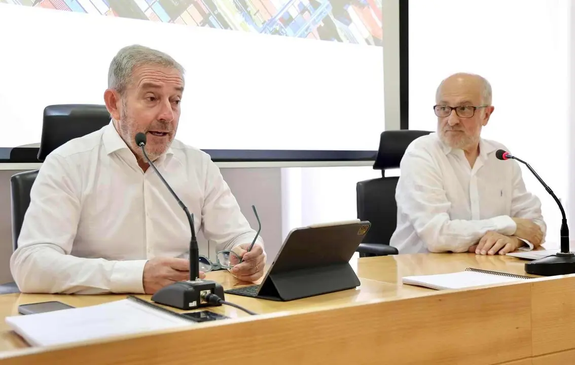 El presidente de la C&aacute;mara de Comercio de Le&oacute;n, Javier Vega, y el catedr&aacute;tico de la Universidad de Le&oacute;n, Jos&eacute; Luis Placer Gal&aacute;n, presentan el Informe sobre Comercio Exterior en la provincia de Le&oacute;n durante el a&ntilde;o 2025. Campillo