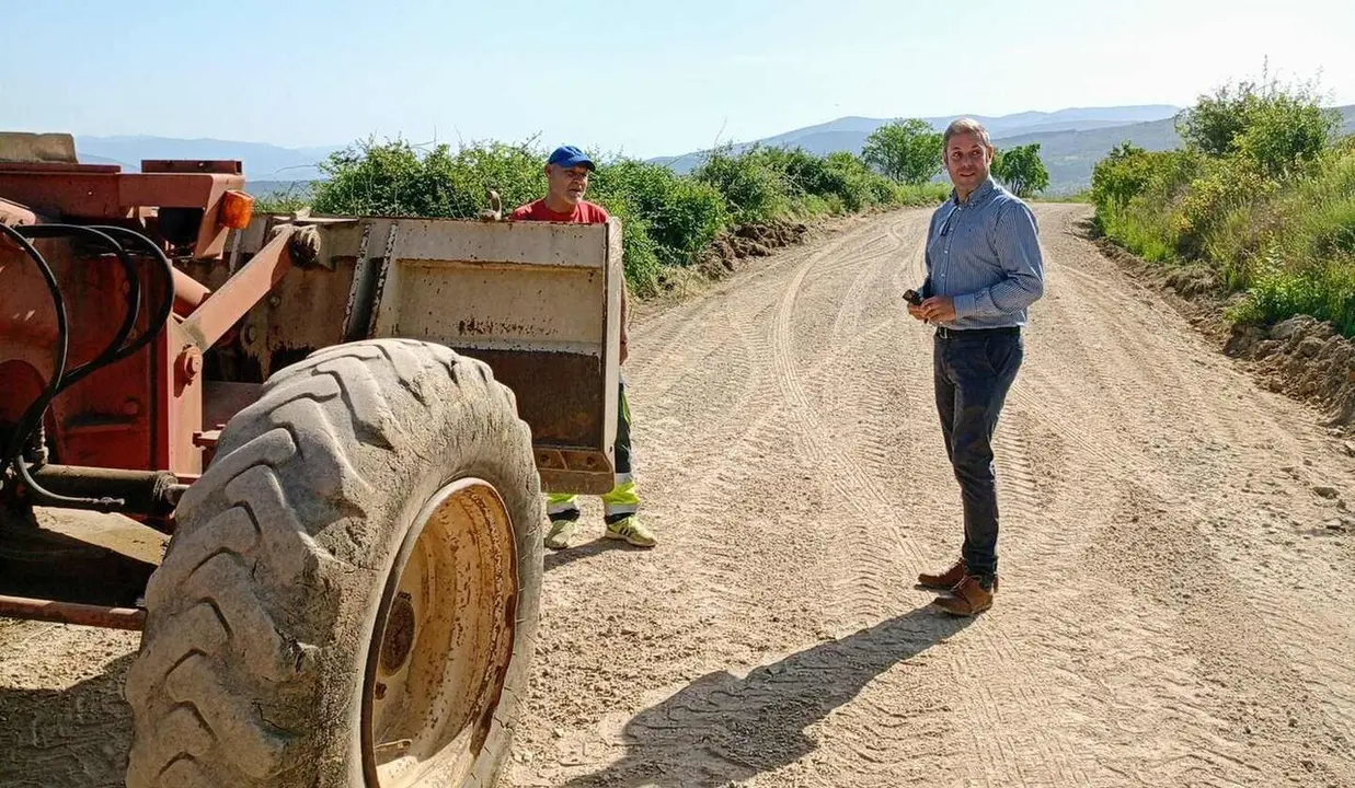 Iv&aacute;n Alonso en los trabajos de limpieza y acondicionamiento previos al aporte de material (Camino Maragatos)