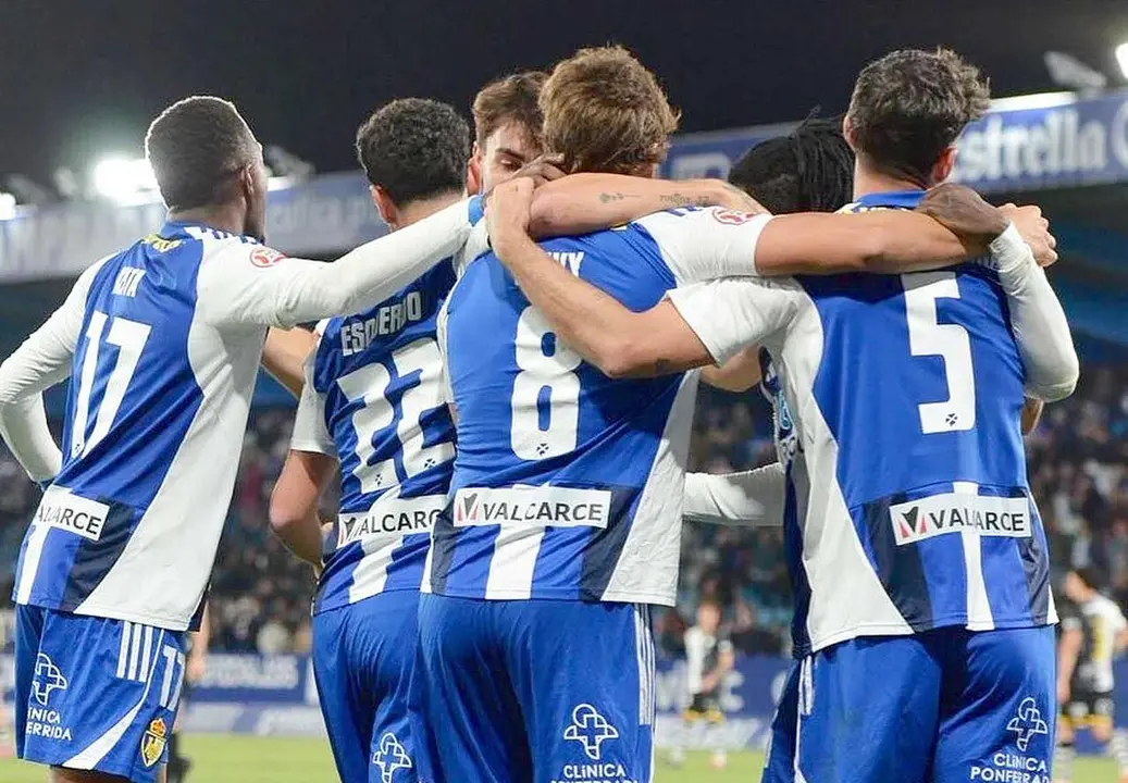 Los jugadores de la SD Ponferradina celebran uno de sus goles en El Toral&iacute;n.