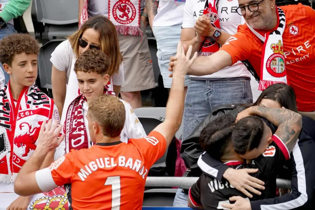 Aficionados de la Cultural saludan a Ba&ntilde;uz y V&iacute;ctor Moreno a la conclusi&oacute;n del &uacute;ltimo encuentro en Segunda Divisi&oacute;n ante la Real Sociedad B.