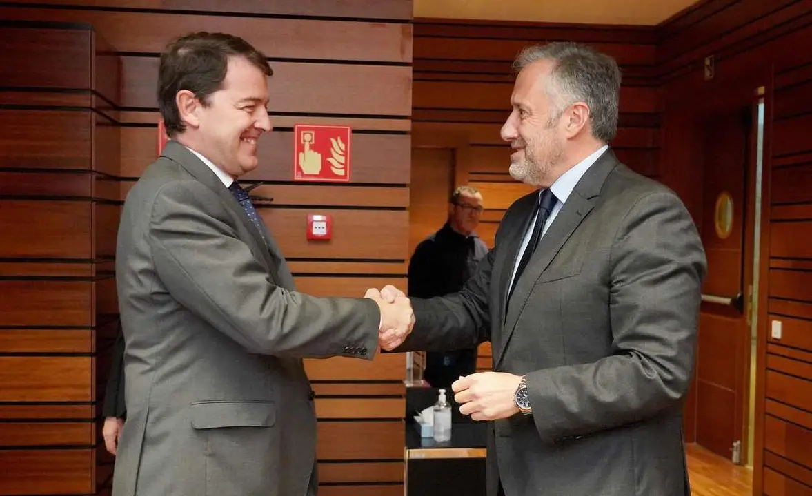 El presidente de la Junta, Alfonso Fern&aacute;ndez Ma&ntilde;ueco, saluda al presidente de las Cortes, Carlos Poll&aacute;n, a su llegada al hemiciclo para el Pleno de las Cortes de Castilla y Le&oacute;n.