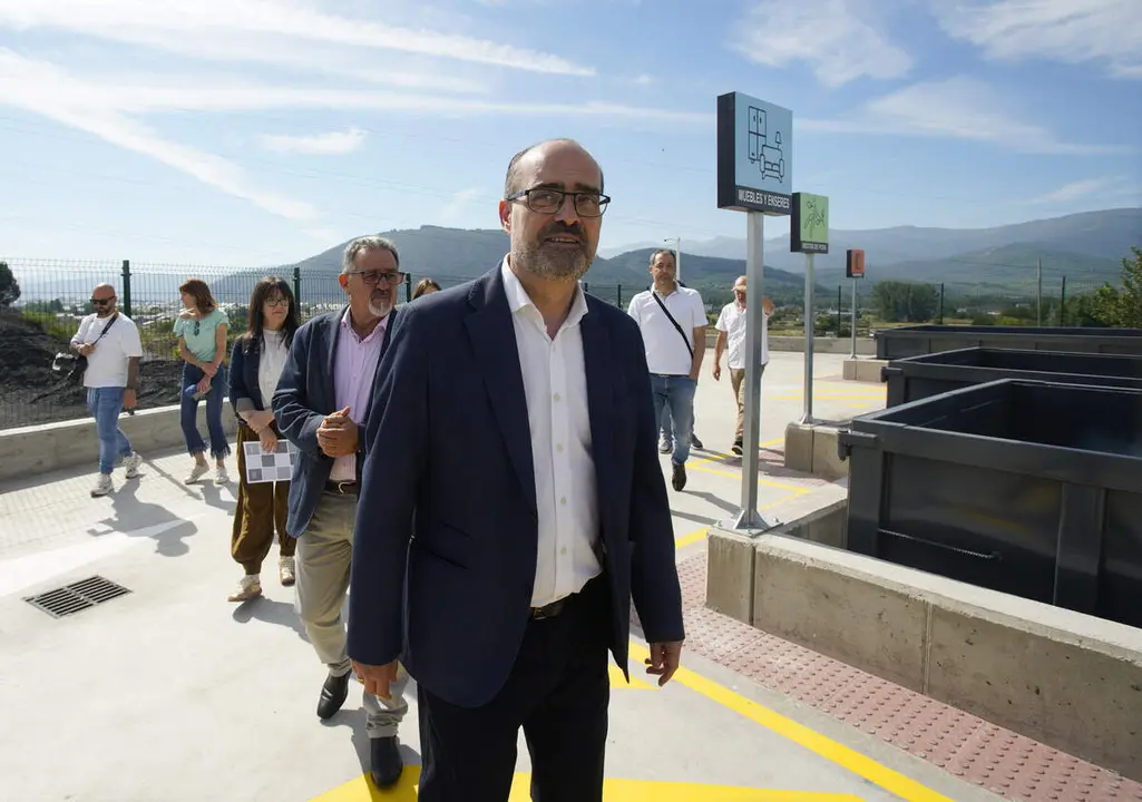 El alcalde de Ponferrada, Marco Morala, durante la presentaci&oacute;n de las mejoras del Punto Limpio