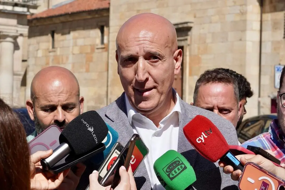El presidente del C&iacute;rculo Empresarial Leon&eacute;s, Julio C&eacute;sar &Aacute;lvarez, el de la Asociaci&oacute;n de Concesionarios Oficiales de Le&oacute;n, Roberto Rodr&iacute;guez, y el alcalde de Le&oacute;n, Jos&eacute; Antonio Diez, presentan la d&eacute;cima edici&oacute;n del Sal&oacute;n del Veh&iacute;culo Nuevo Acole-Cel