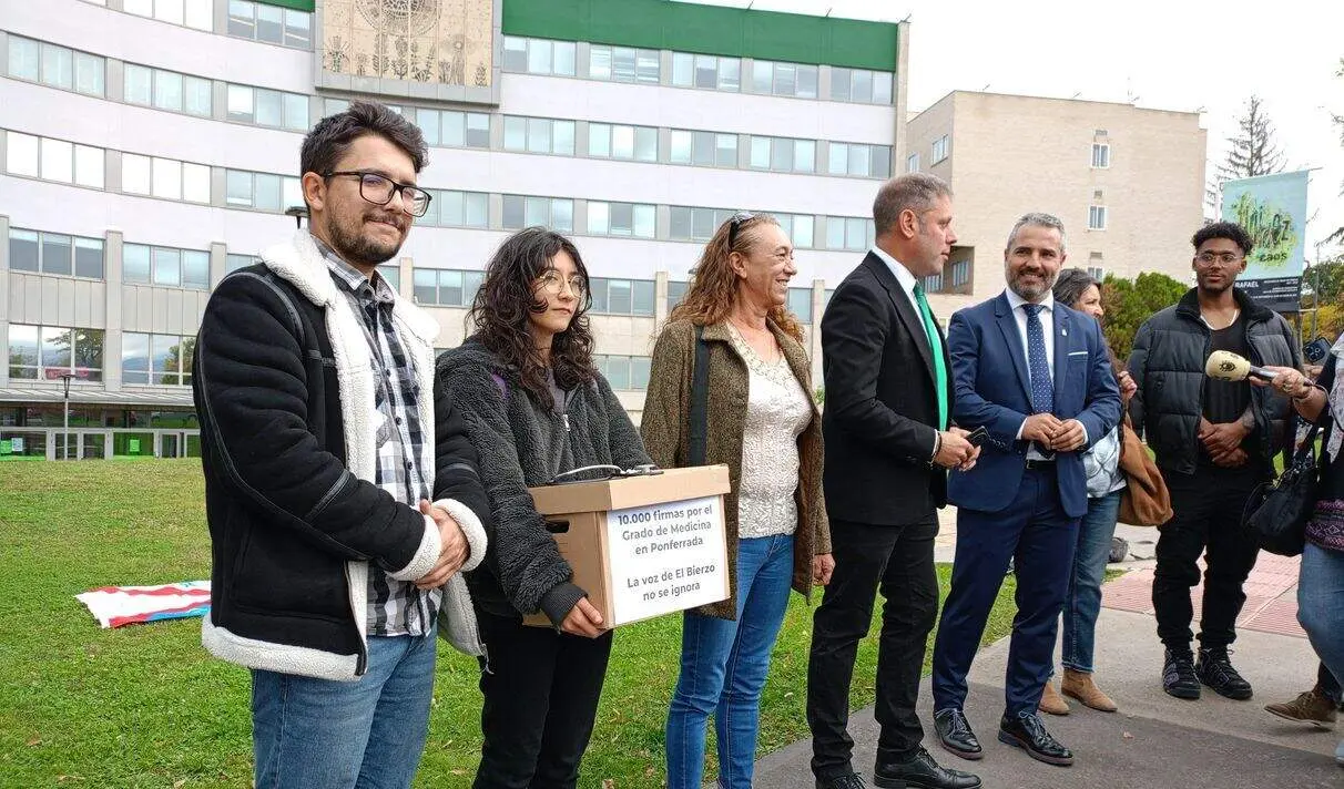 Firmas por la implantaci&oacute;n del Grado de Medicina en Ponferrada