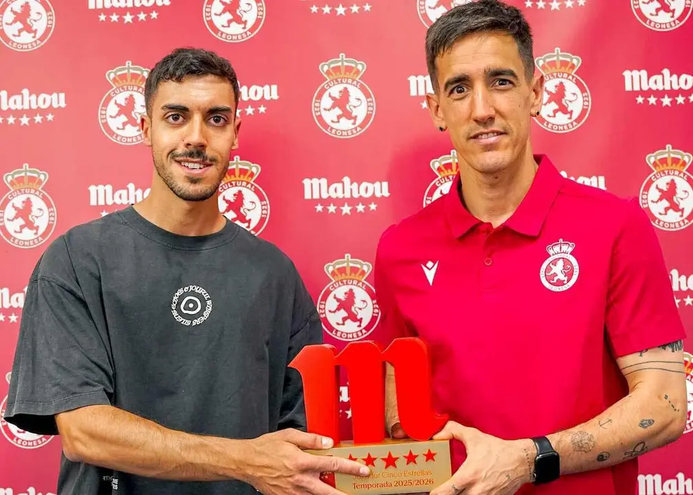 Badia recibe el trofeo al jugador Cinco Estrellas de la temporada; entrega Javier Vidal, del caf&eacute; bar Duna.