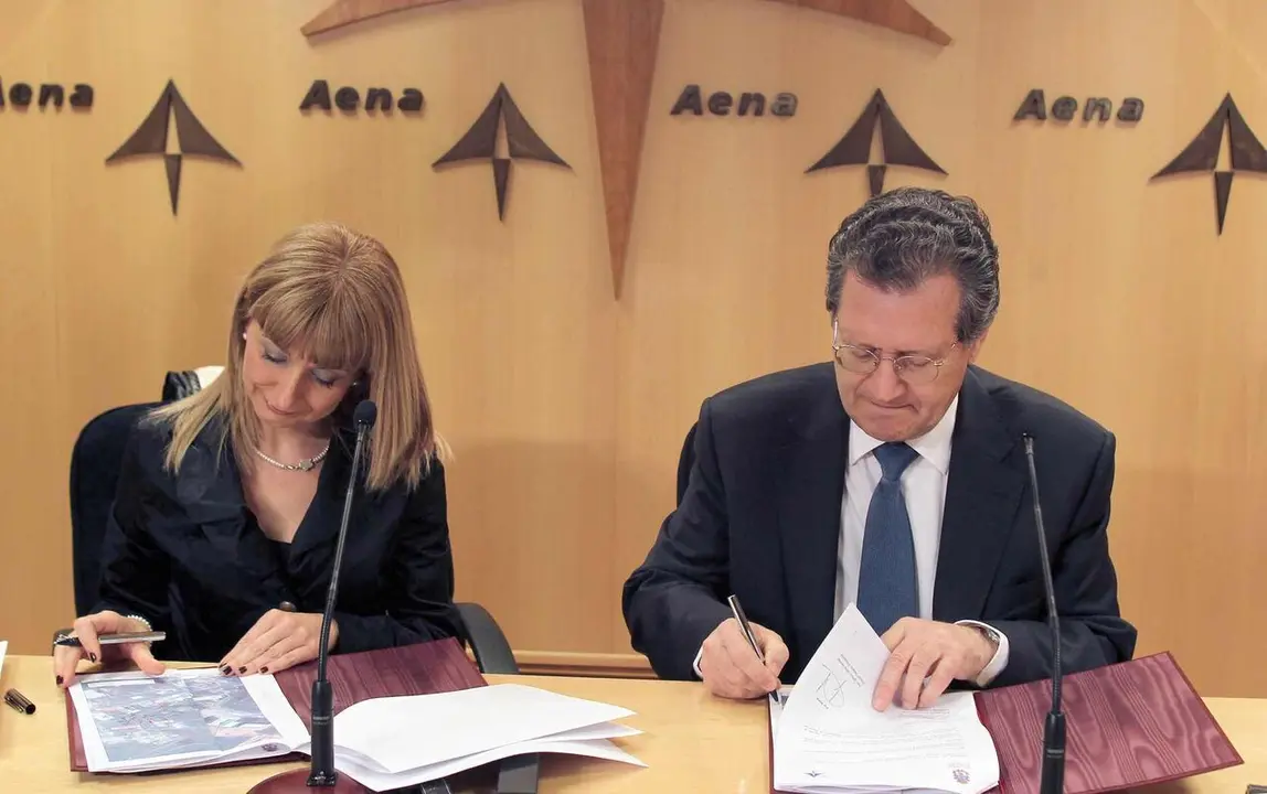 La alcaldesa  de San Andr&eacute;s de Rabanedo (Le&oacute;n),  Mar&iacute;a Eugenia Gancedo, y el presidente de Aena, Juan I. Lema, durante la firma de un acuerdo para la construccion de un nuevo acceso al aeropuerto de Leon