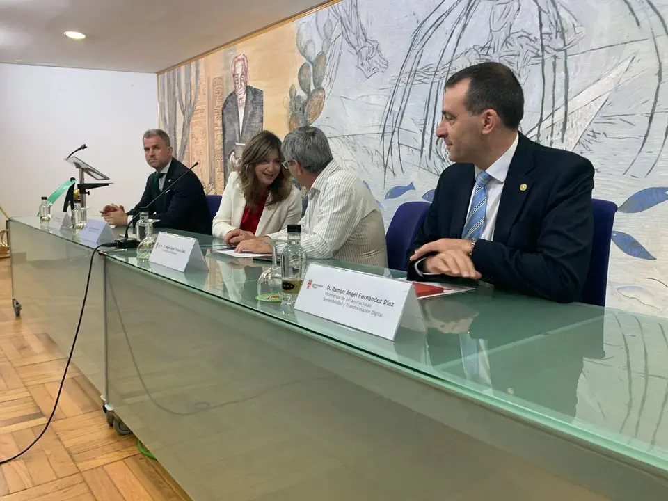 La rectora de la ULE, en un instante de la rueda de prensa. Foto: A.F. Reca