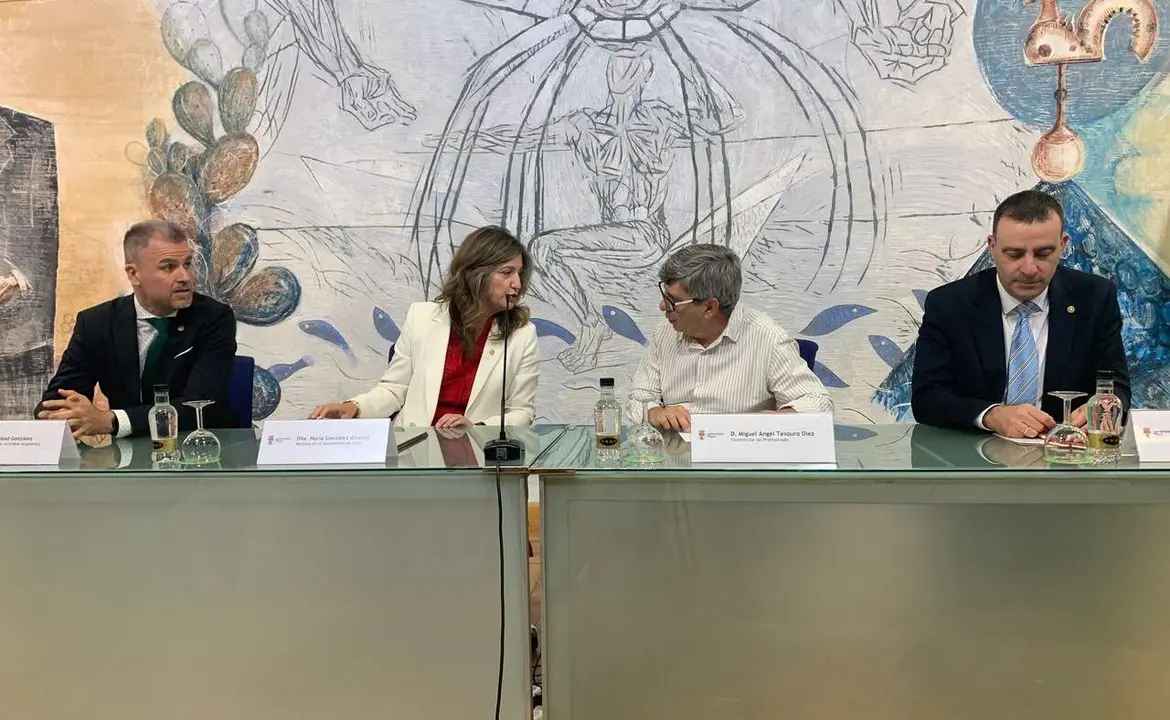 La rectora Nuria Gonz&aacute;lez, junto a parte de su equipo de gobierno, este martes. Foto: A.F.R.