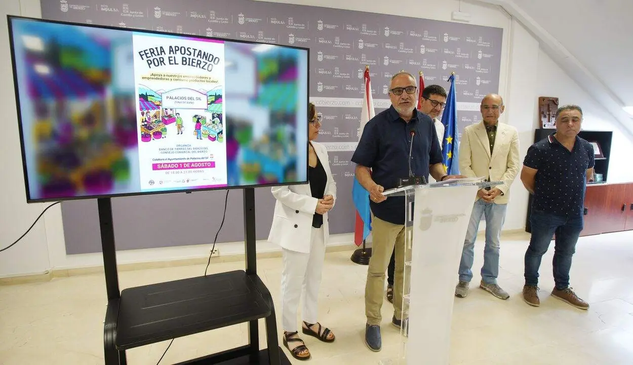 El presidente del Consejo Comarcal del Bierzo, Olegario Ram&oacute;n (2I), durante la presentaci&oacute;n de las campa&ntilde;as 'Apostando por el Bierzo. Naturalmente', junto a los representantes de los ayuntamientos de Palacios del Sil, Toreno y Torres del Bierzo (Le&oacute;n), en los que se va a desarrollar la campa&ntilde;a