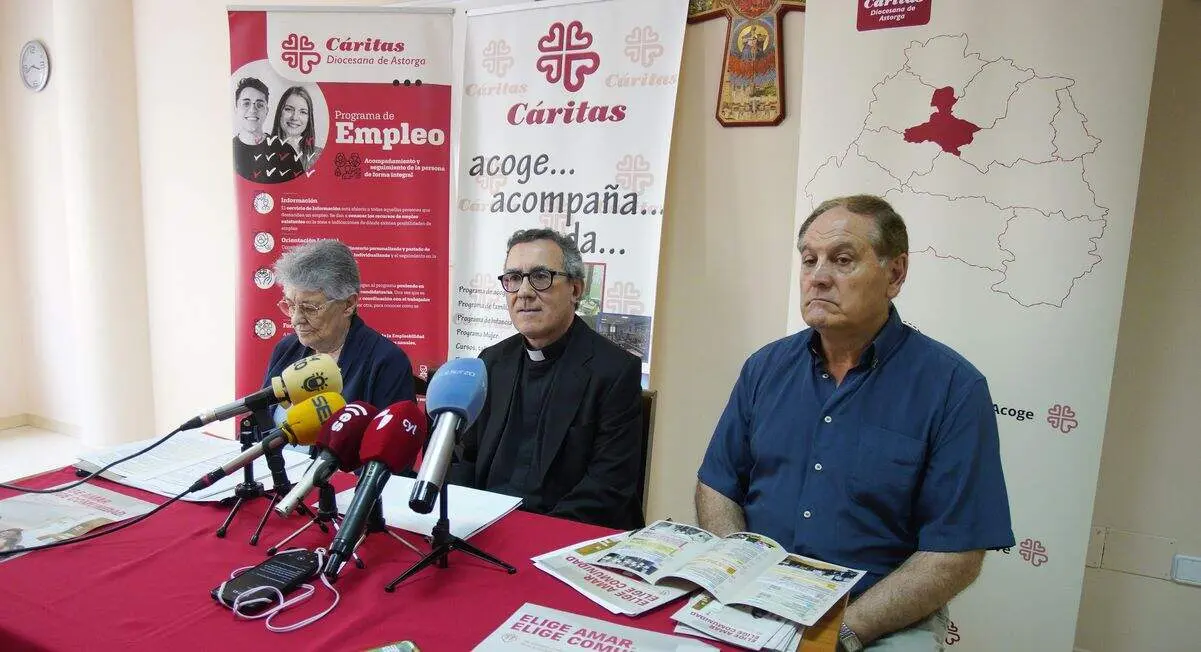 El administrador diocesano de Astorga, Francisco Javier Gay (C), junto a la directora de C&aacute;ritas Diocesana de Astorga, Inmaculada del Peso, y el director de C&aacute;ritas de la UPA de Ponferrada, Amador Pinos (D), durante la presentaci&oacute;n de la Memoria de C&aacute;ritas Diocesana de Astorga 2025