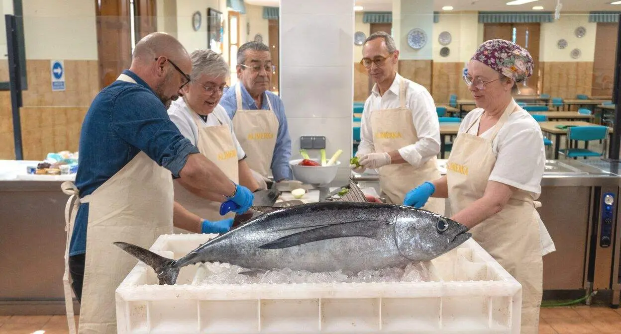 Alimerka dona a ASLECA el primer Bonito del Norte rulado en Avil&eacute;s 1