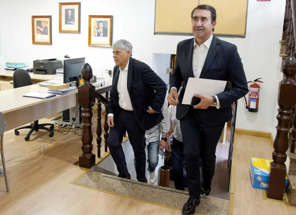 El presidente provincial del Partido Popular, Juan Carlos Su&aacute;rez-Qui&ntilde;ones (C), durante la reuni&oacute;n comarcal con alcaldes, portavoces y otros cargos del PP del Bierzo en la sede del partido en Ponferrada
