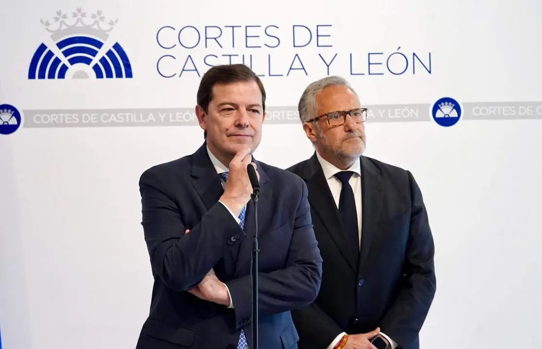 Ma&ntilde;ueco reflexiona en un momento de la rueda de prensa.