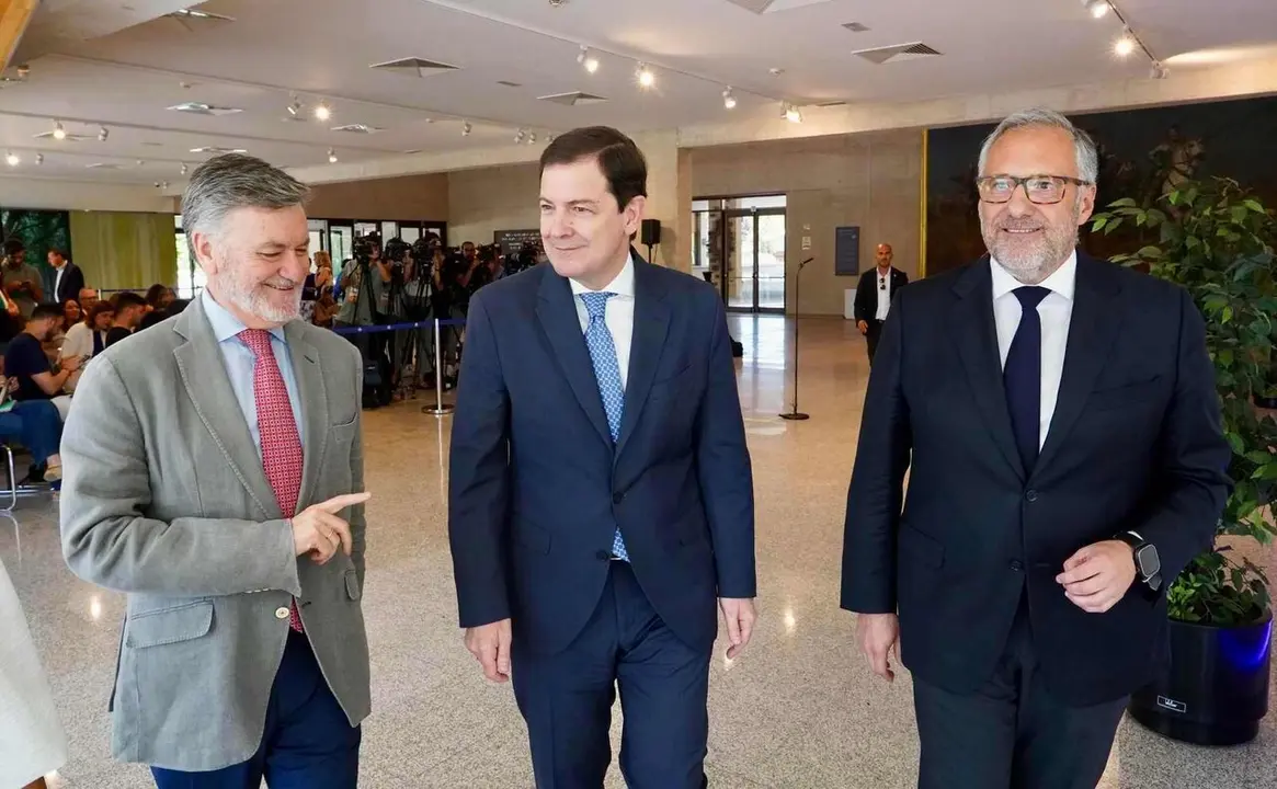 El presidente del Partido Popular de Castilla y Le&oacute;n, Alfonso Fern&aacute;ndez Ma&ntilde;ueco, y el portavoz de Vox, Carlos Poll&aacute;n, informan sobre el acuerdo de gobierno entre las dos formaciones pol&iacute;ticas. En la imagen junto al presidente de las Cortes Francisco V&aacute;zquez