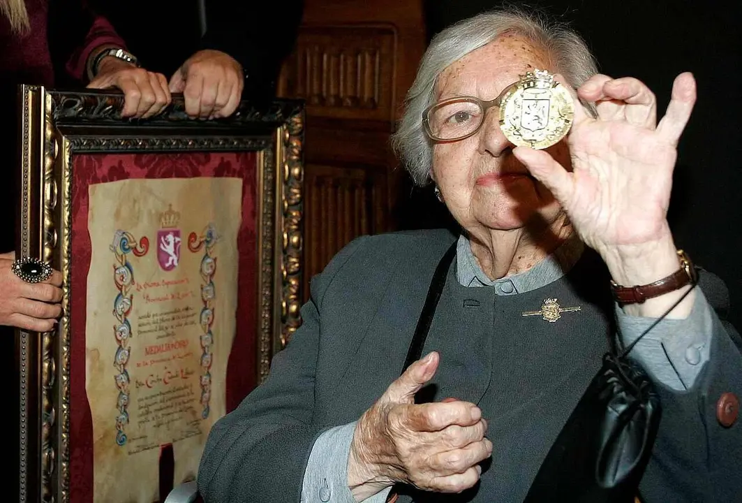 Los premios reconocen la figura de la etn&oacute;grafa Concha Casado, en la imagen con la medalla de oro de la provincia.