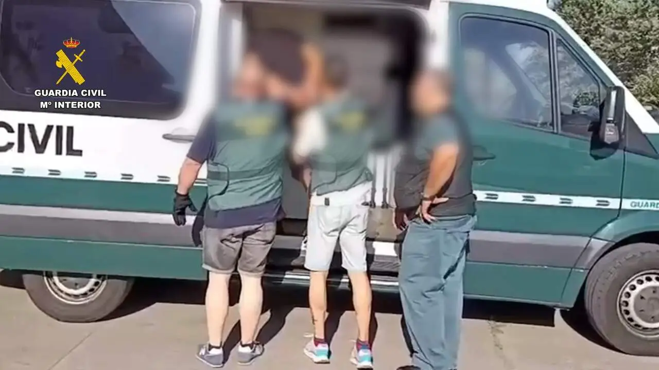 Momento de la detenci&oacute;n de de algunos integrantes de la red criminal. Foto: Guardia Civil.