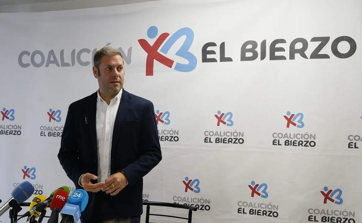 El secretario general de Coalici&oacute;n por el Bierzo, Iv&aacute;n Alonso, durante su comparecencia de este viernes para hablar del Grado de Medicina y cuestiones de actualidad del Consejo Comarcal