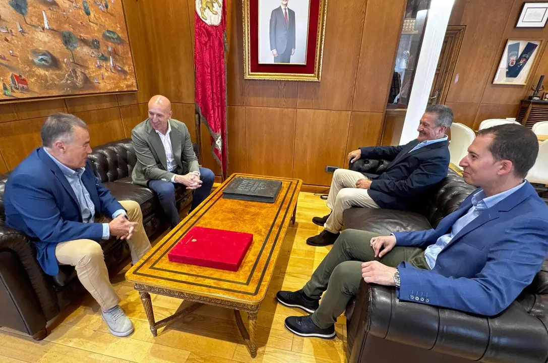 Recepci&oacute;n del alcalde de Le&oacute;n, Jos&eacute; Antonio Diez, a Manolo Cadenas y Gustavo Aranzana.