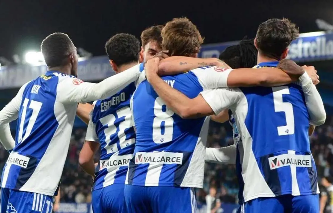 Los jugadores de la SD Ponferradina celebran un gol en El Toral&iacute;n.