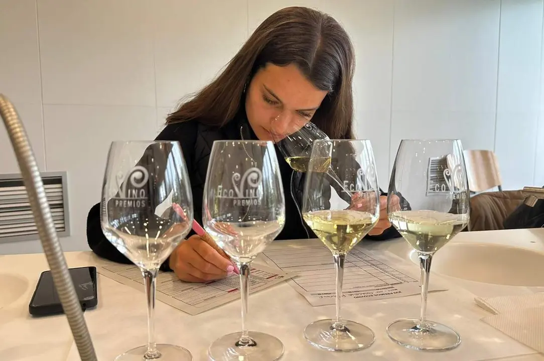 Catadora-en-la-sesion-de-vinos-blancos-del-concurso-Premios-Ecovino-2026