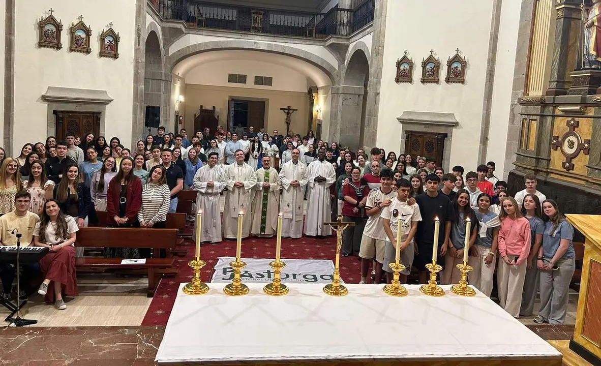 La capilla del Seminario de Astorga fue el escenario elegido para celebrar la Misa de Env&iacute;o, una ceremonia donde los j&oacute;venes recibieron la bendici&oacute;n que les acompa&ntilde;ar&aacute; durante toda esta aventura.