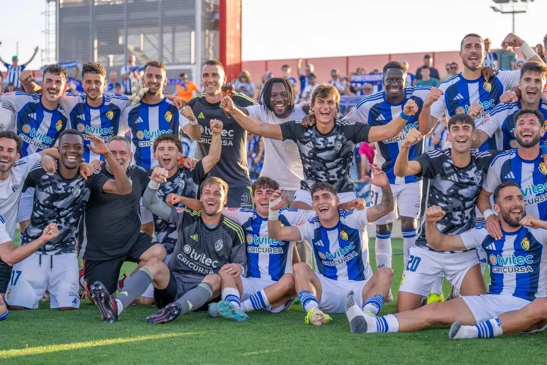 La plantilla de la Ponferradina celebra su victoria en Madrid y su clasificaci&oacute;n para la gran final.