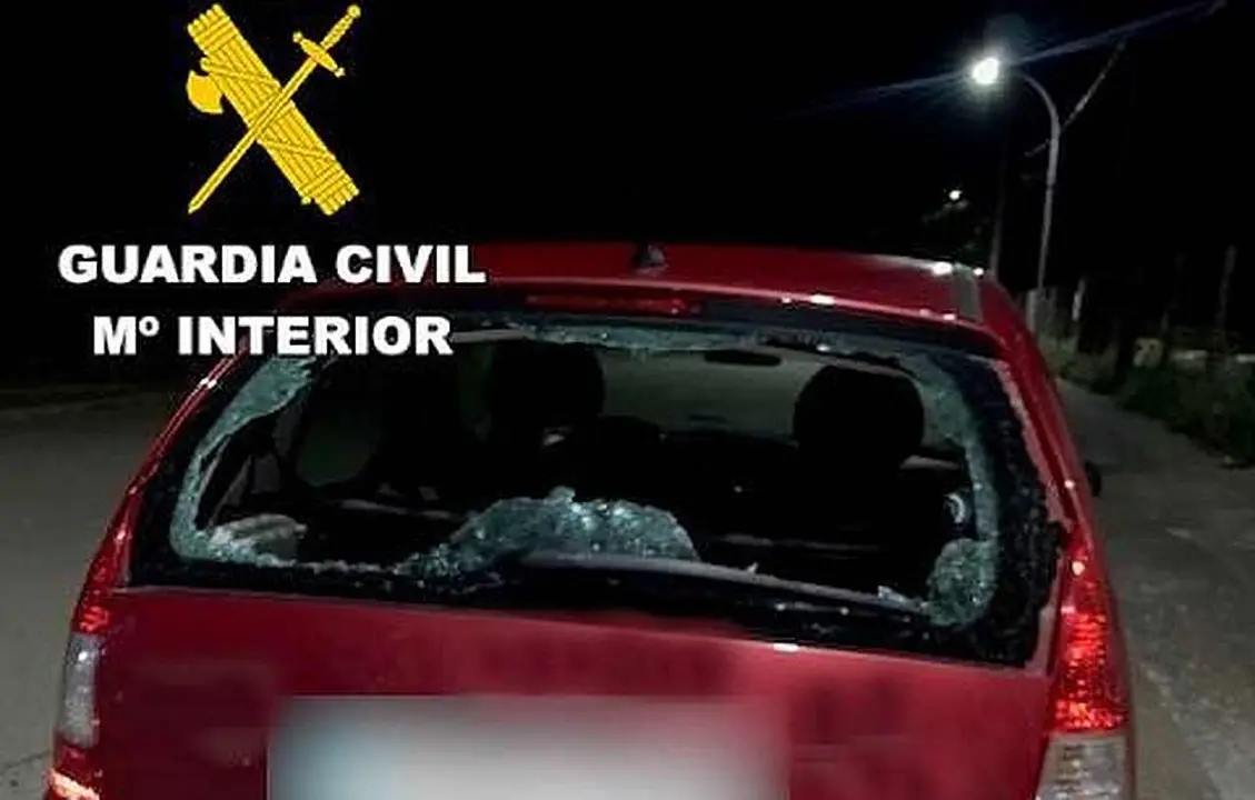 Imagen de uno de los veh&iacute;culos da&ntilde;ados por el ahora detenido.