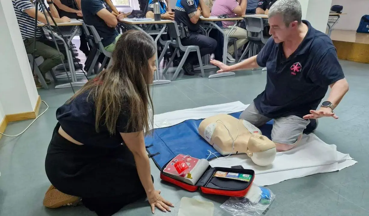 La Polic&iacute;a Municipal de Ponferrada atiende al curso de RCP y DEA de la Gasbi