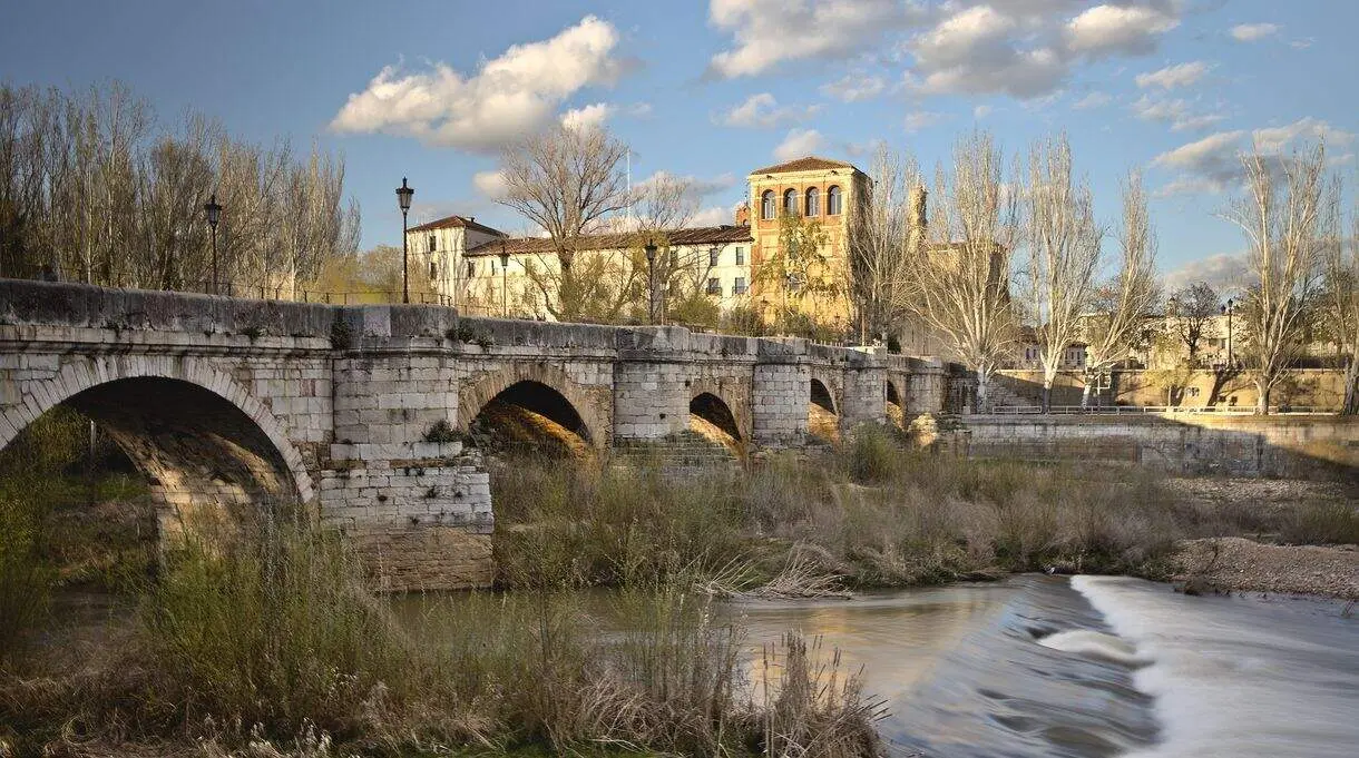 Cauce del Bernesga a su paso por el puente de San Marcos