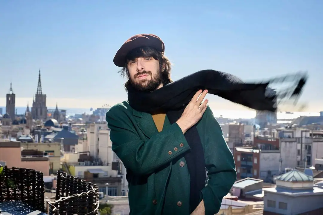 Retrato del escritor David Ucl&eacute;s,  ganador del 82 Premio Nadal 2026.