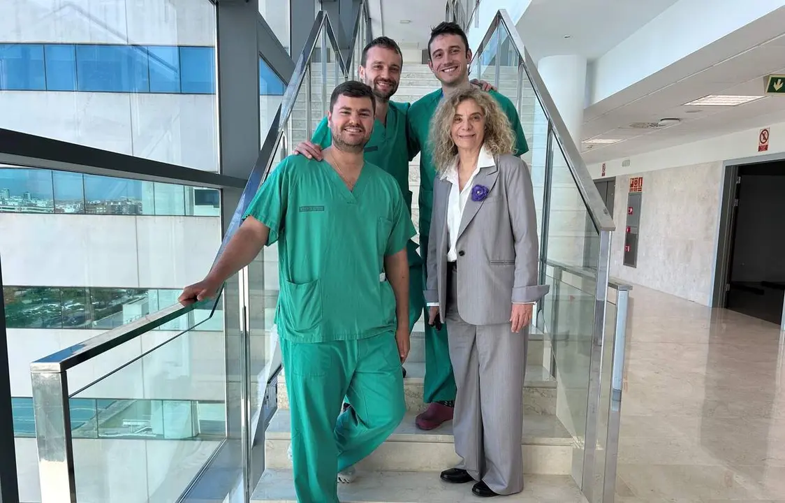 J&oacute;venes investigadores de Le&oacute;n que han realizado un estudio en el Hospital Universitari i Polit&egrave;cnic La Fe de Valencia que sugiere que el esc&aacute;ner lumbar puede servir como herramienta de cribado oportunista de osteoporosis sin necesidad de someter a los pacientes a pruebas complementarias.