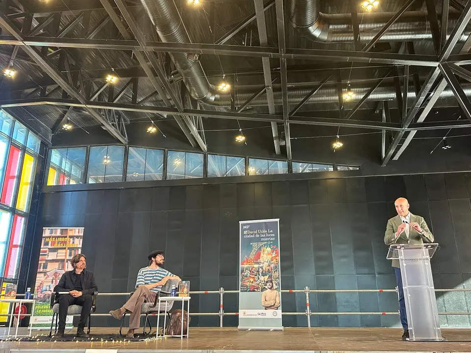 El alcalde de Le&oacute;n, Jos&eacute; Antonio Diez, durante la presentaci&oacute;n del libro de Ucl&eacute;s.