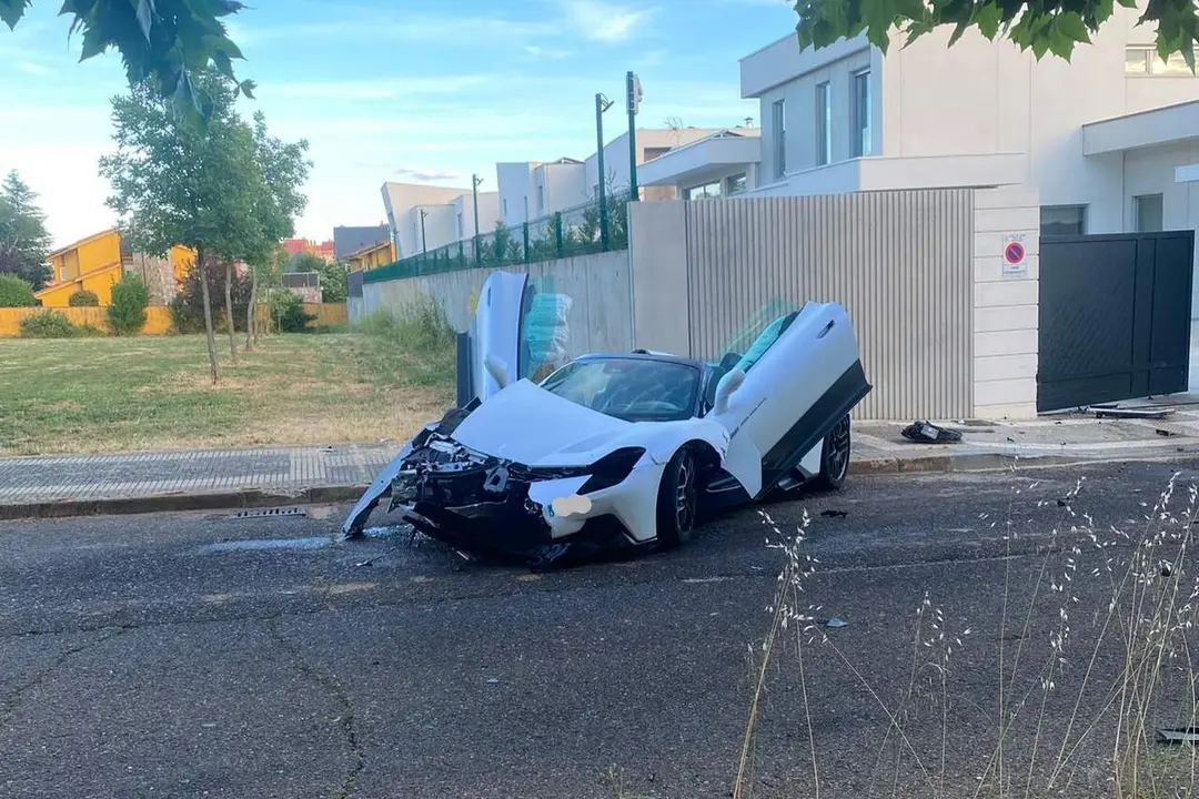El veh&iacute;culo deportivo tras el accidente en Eras de Renueva. Foto: D.L.
